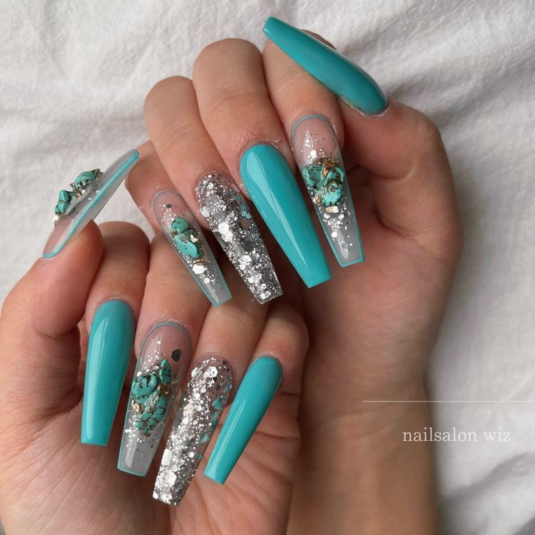 Inspirações de Unhas Marmorizadas em Azul e Dourado