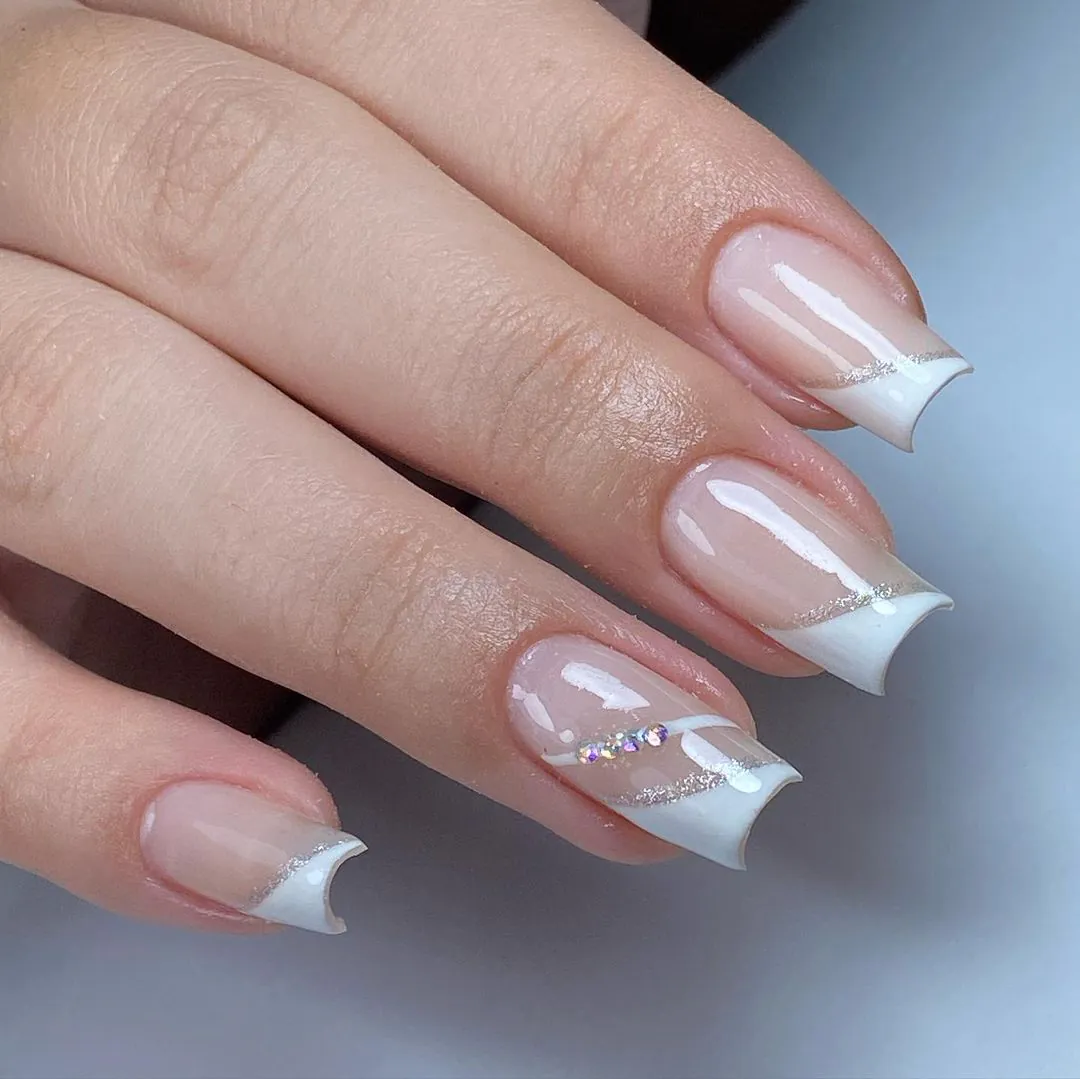 Tendências de Nail Art para Unhas Amendoada Brancas em 2024