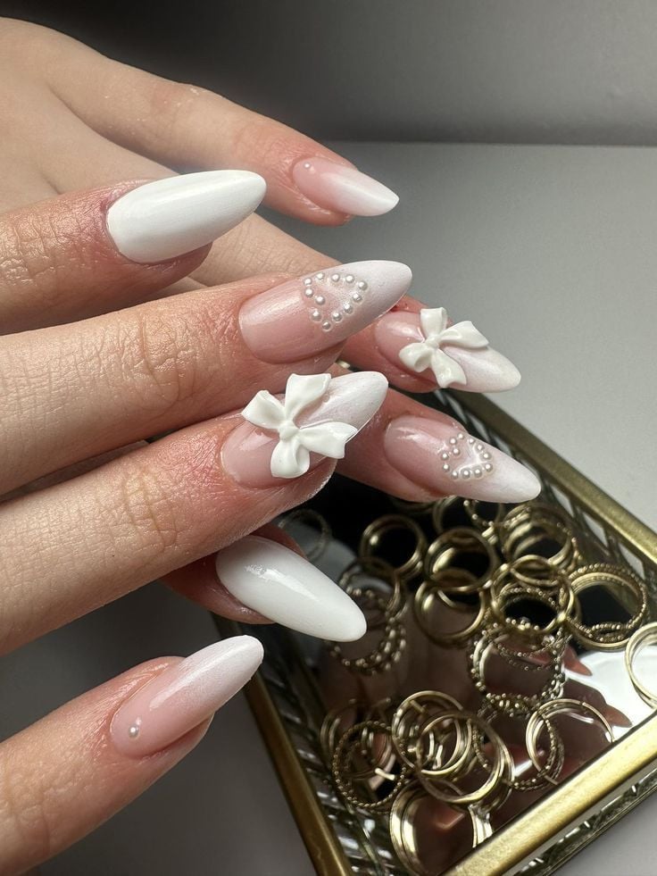 Unhas Amendoada com Dourado: Inspirações Luxuosas para Ocasiões Especiais