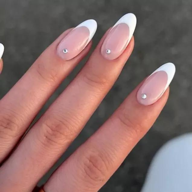 Tendências de Nail Art para Unhas Amendoada Brancas em 2024