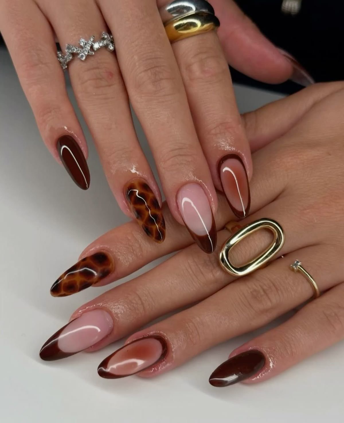 5 ideias de títulos para posts sobre unhas com duas cores:
1. Unhas Degradê: O Guia Completo para um Efeito Suave e Elegante
2. Francesinha Colorida: Reinvente a Clássica com Duas Cores Vibrantes
3. Unhas Bicolor: Inspire-se em Combinações Ousadas e Modernas
4. Técnica de Espiral e Marmorizado: Novas Formas de Usar Duas Cores nas Unhas
5. As Melhores Combinações de Cores para Unhas com Duas Tonalidades