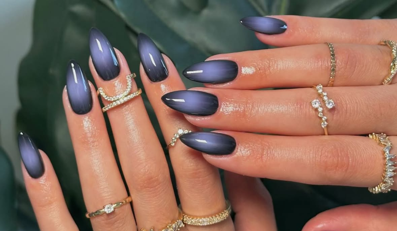 5 ideias de títulos para posts sobre unhas com duas cores:
1. Unhas Degradê: O Guia Completo para um Efeito Suave e Elegante
2. Francesinha Colorida: Reinvente a Clássica com Duas Cores Vibrantes
3. Unhas Bicolor: Inspire-se em Combinações Ousadas e Modernas
4. Técnica de Espiral e Marmorizado: Novas Formas de Usar Duas Cores nas Unhas
5. As Melhores Combinações de Cores para Unhas com Duas Tonalidades