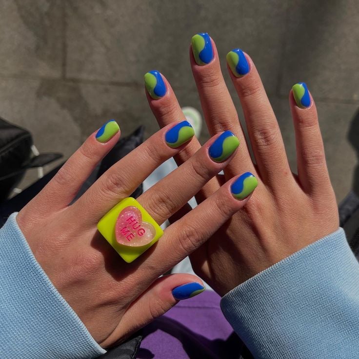 5 ideias de títulos para posts sobre unhas com duas cores:
1. Unhas Degradê: O Guia Completo para um Efeito Suave e Elegante
2. Francesinha Colorida: Reinvente a Clássica com Duas Cores Vibrantes
3. Unhas Bicolor: Inspire-se em Combinações Ousadas e Modernas
4. Técnica de Espiral e Marmorizado: Novas Formas de Usar Duas Cores nas Unhas
5. As Melhores Combinações de Cores para Unhas com Duas Tonalidades