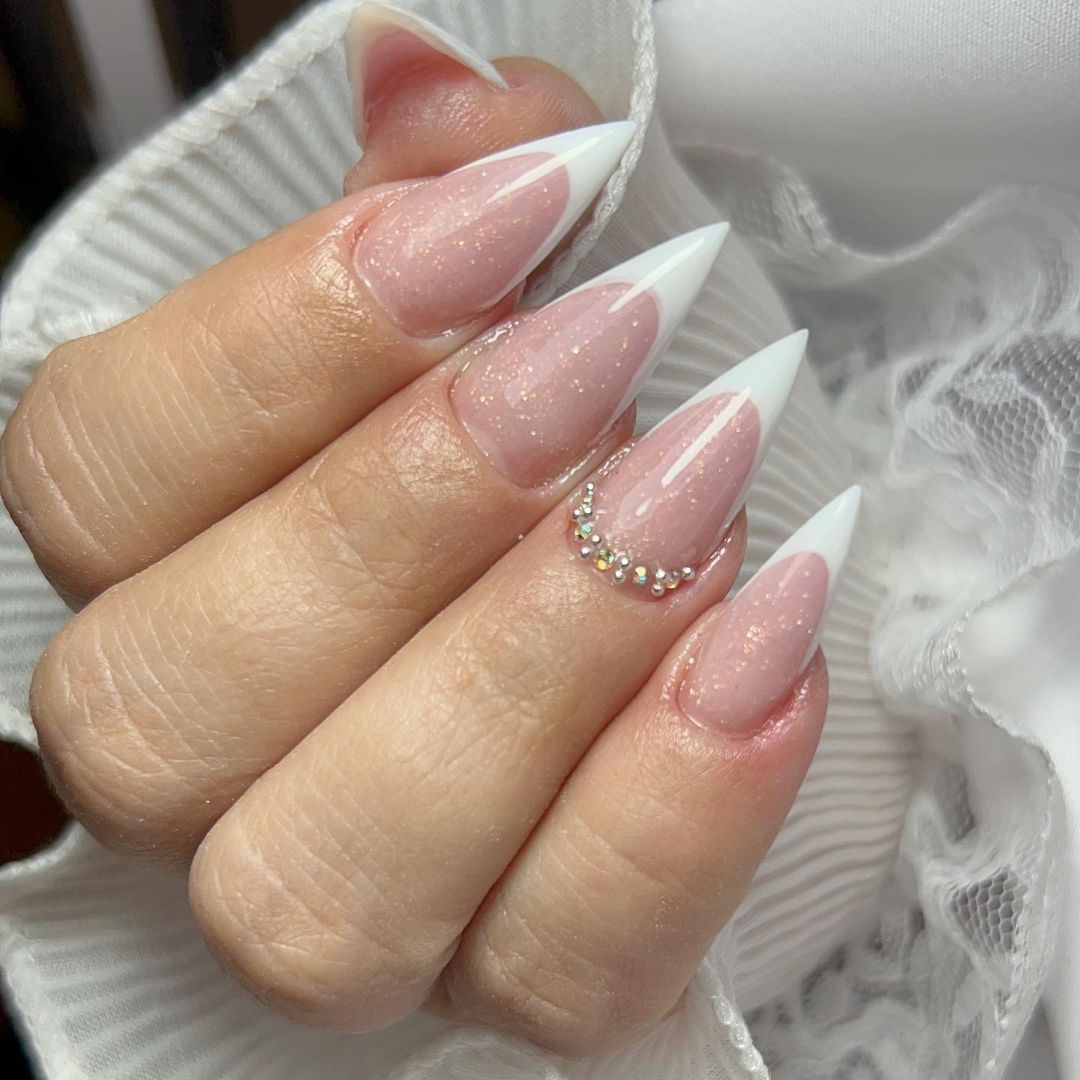 ideias de unhas decoradas stiletto para casamento