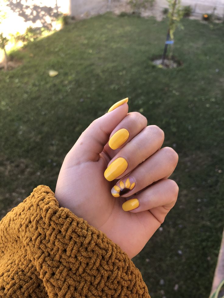 Significado do girassol na nail art: Felicidade e positividade