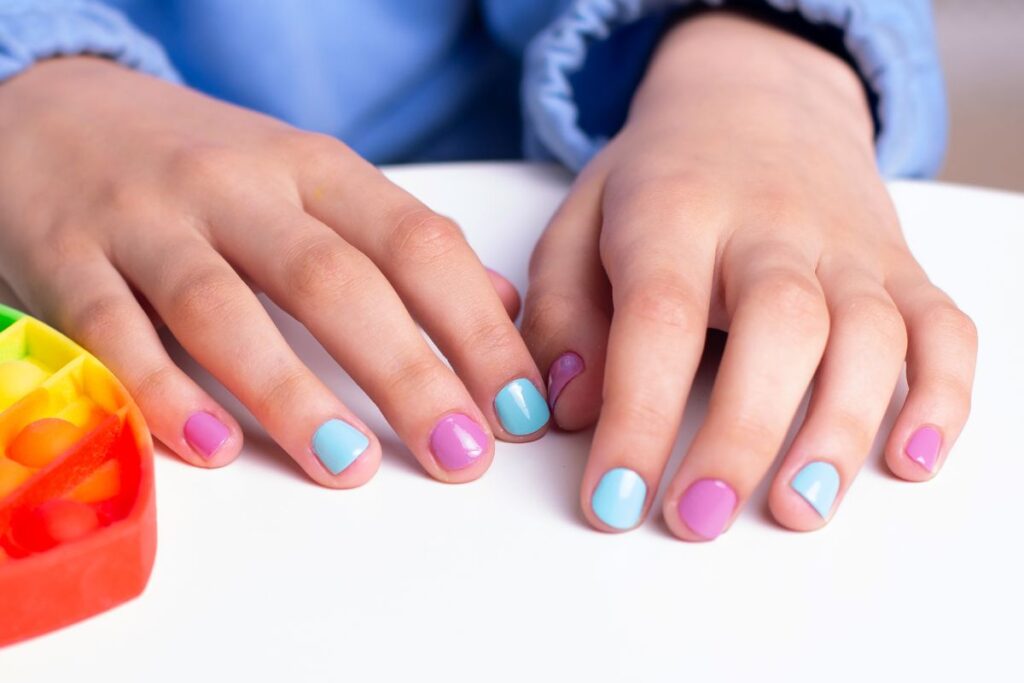 Adesivos e Carimbos: A Solução Perfeita para Unhas Infantis Decoradas