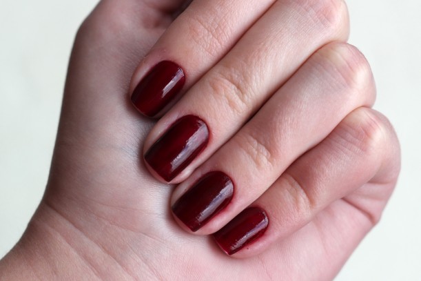 Nail Art Minimalista com Esmalte Jabuticaba: Elegância e Simplicidade