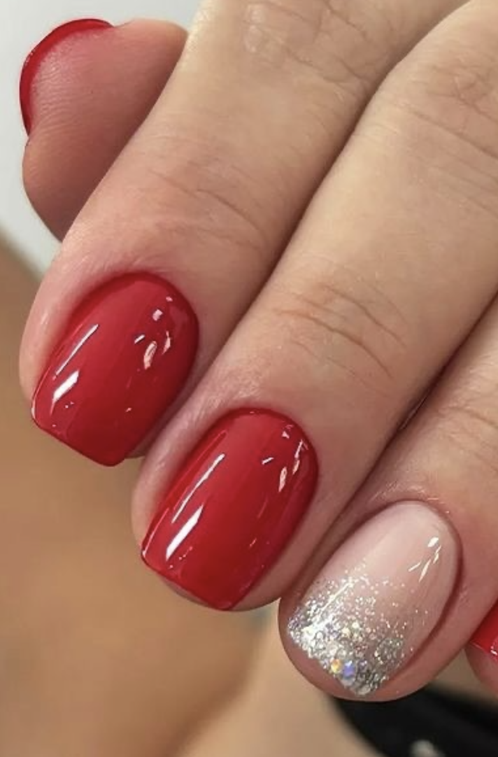 Unhas decoradas em tons neutros (nude, bege)