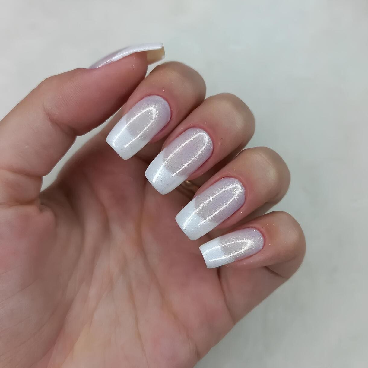 Francesinha com traço fino e esmalte perolado/translúcido na base