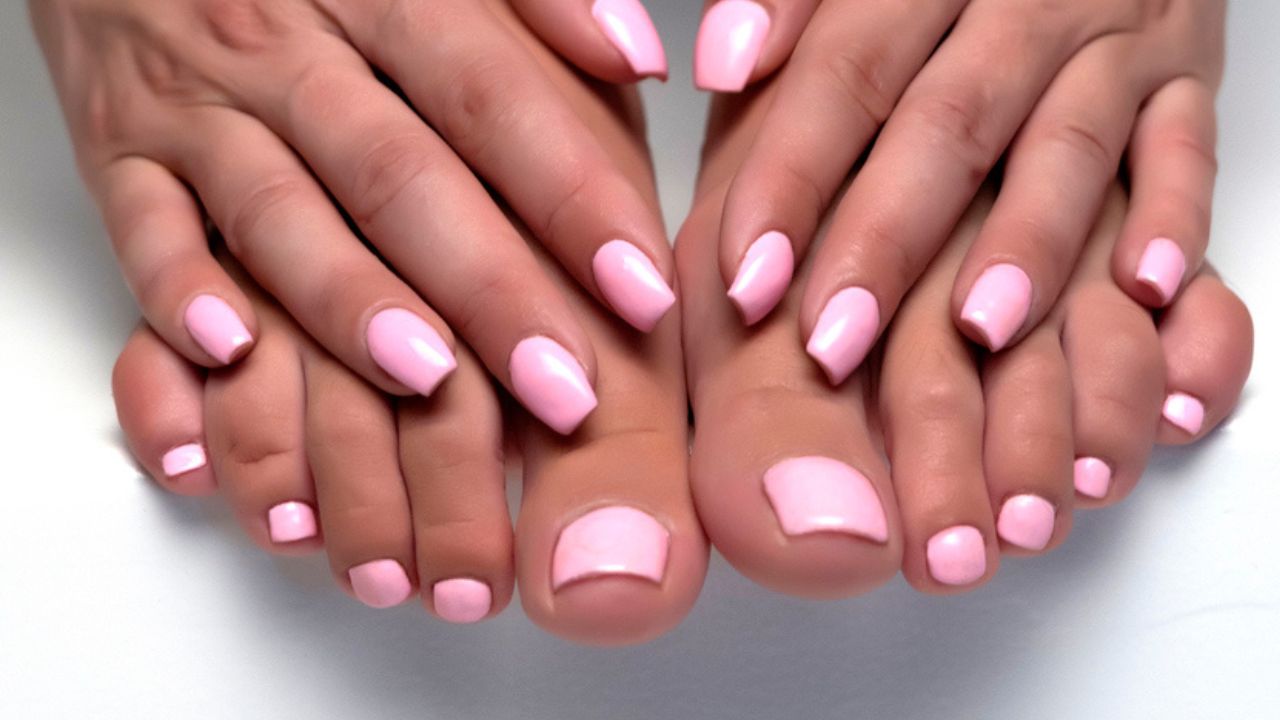 cores de esmalte para pés que combinam com tons de pele