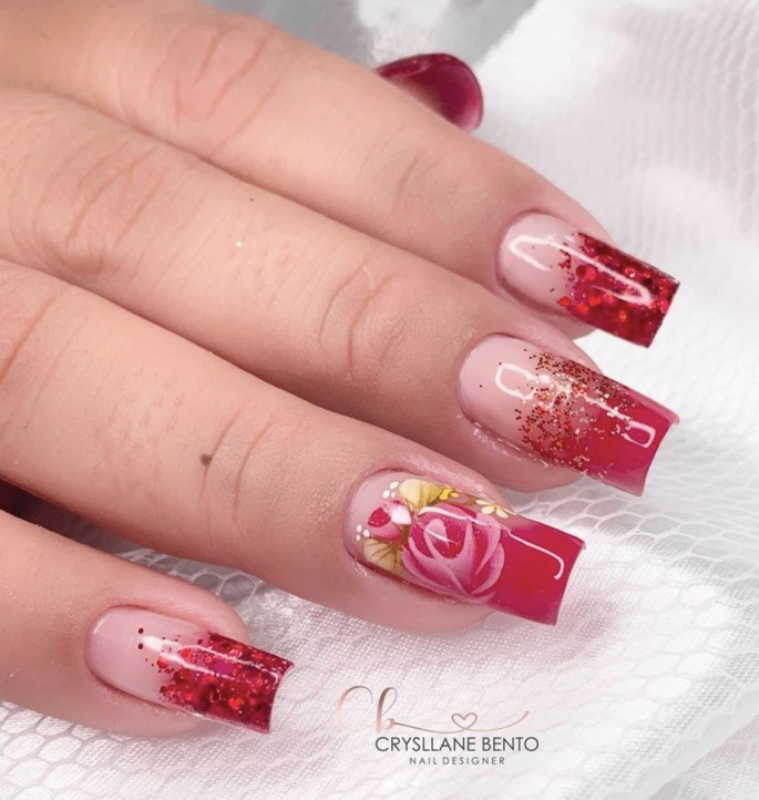 unha em gel decorada vermelha com filha única