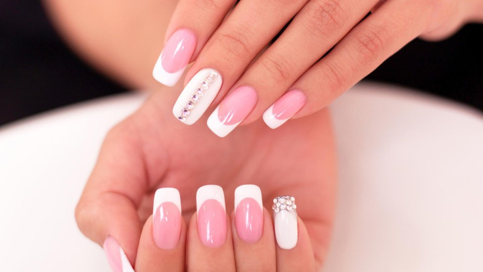 unhas em gel encapsuladas
