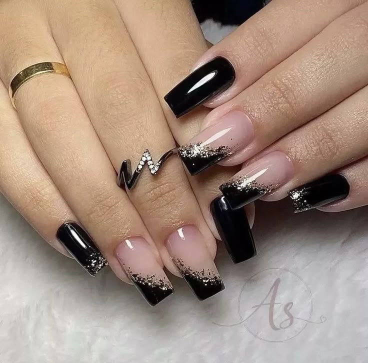 unha preta decorada com branco