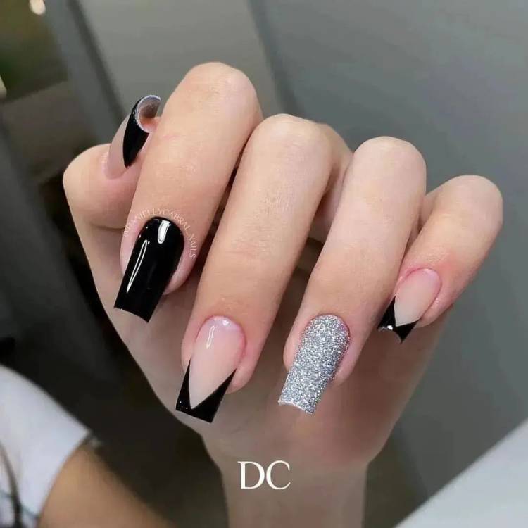 unha preta decorada com glitter