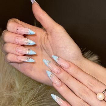 Unhas Encapsuladas com Glitter: Durabilidade e Brilho no Formato Stiletto