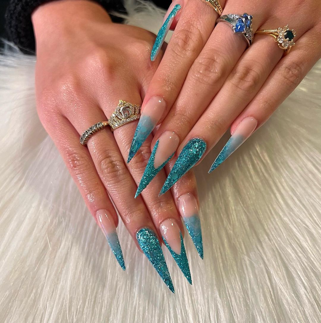 unha stiletto decorada 777