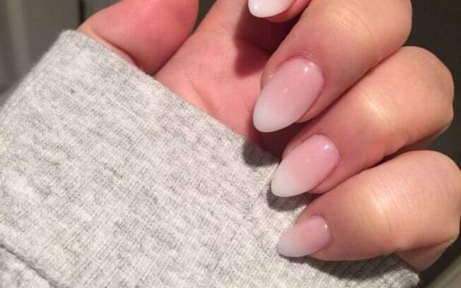 unhas amendoadas em gel