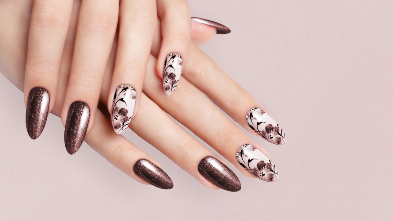 inspiração unhas amendoadas em gel decoradas
