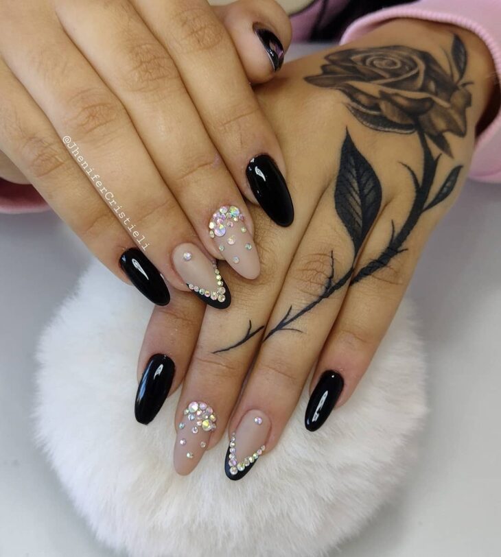Unhas amendoadas pretas com francesinha