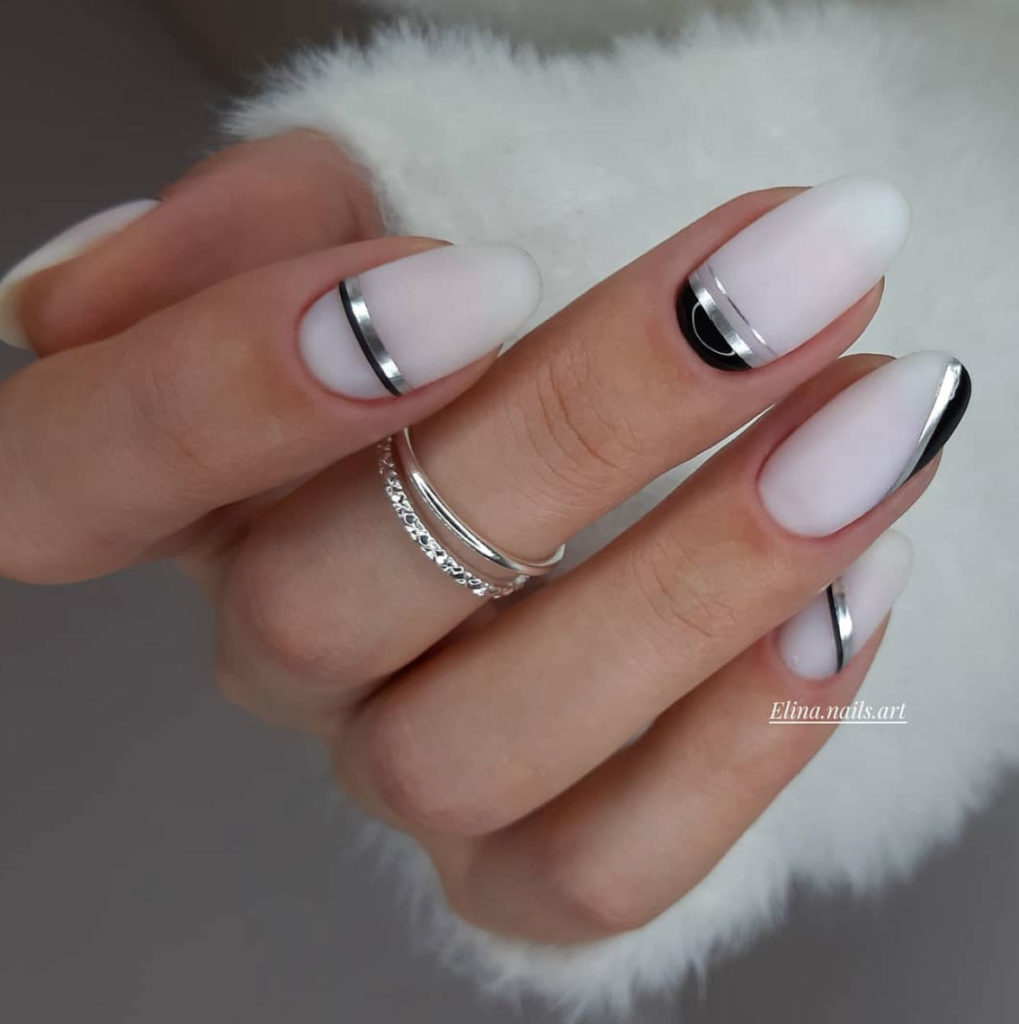 Unhas amendoadas pretas com detalhes dourados