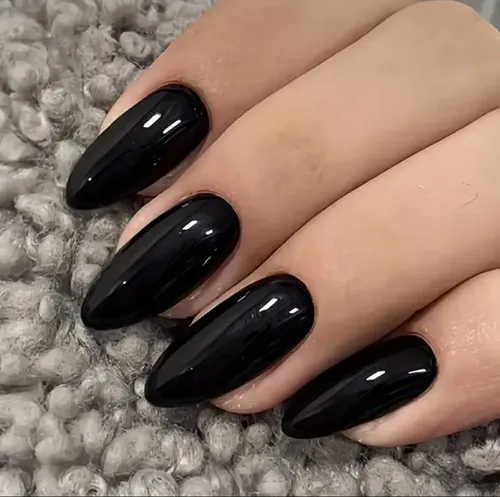 Unhas amendoadas pretas com glitter