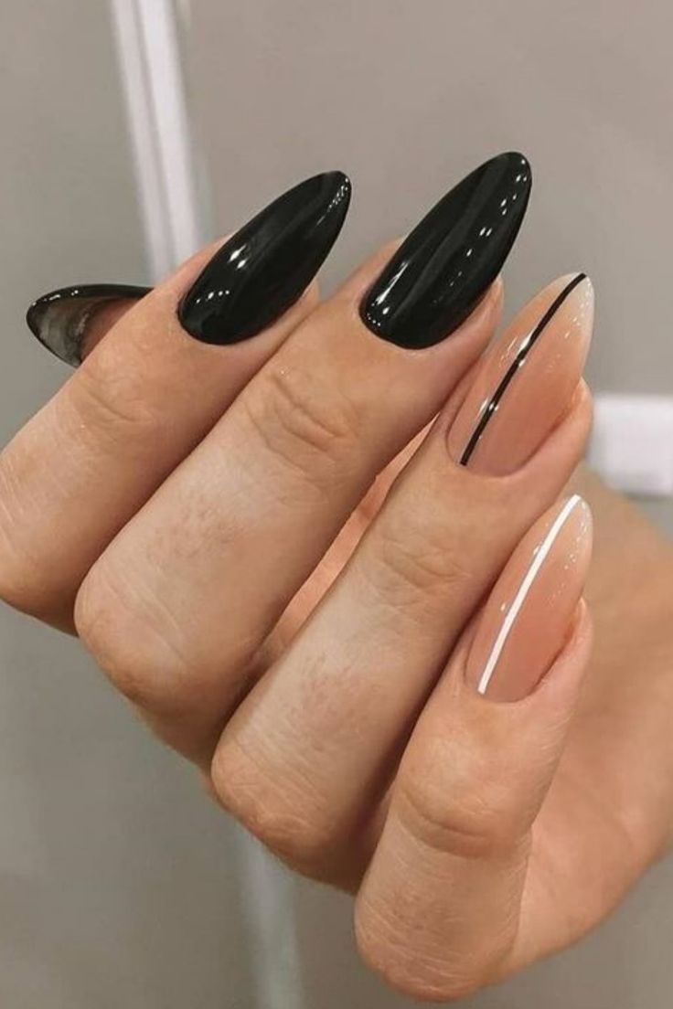 Unhas amendoadas pretas com nail art geométrica
