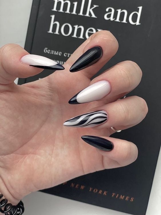 Unhas amendoadas pretas curtas