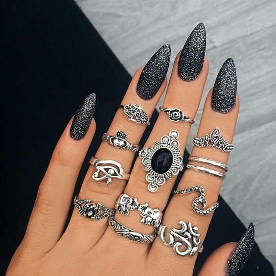 Unhas amendoadas pretas minimalistas