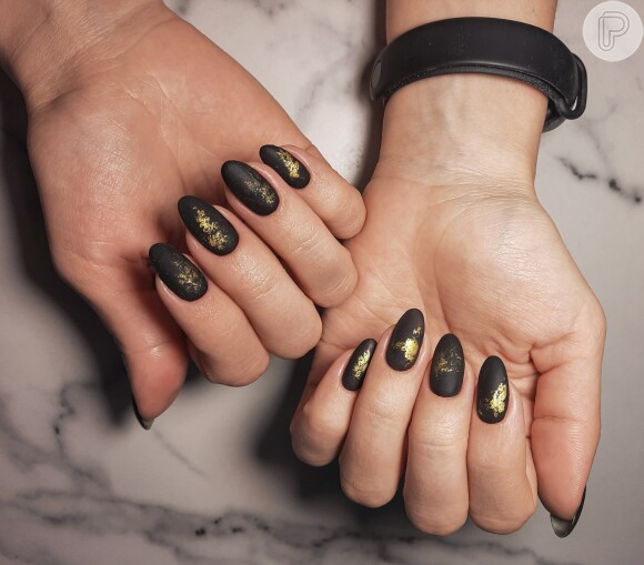 Unhas amendoadas pretas com detalhes dourados