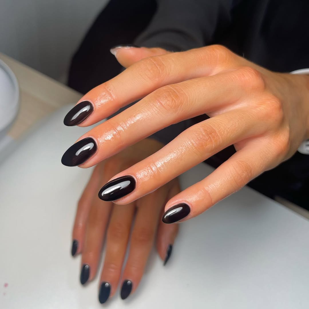 Unhas amendoadas pretas com nail art geométrica