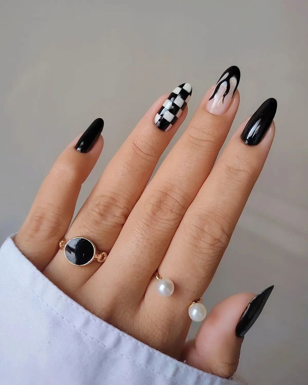 Unhas amendoadas pretas brilhantes