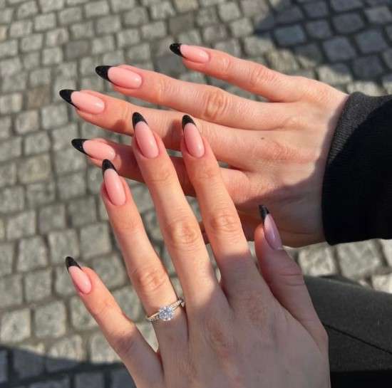 Unhas amendoadas pretas longas