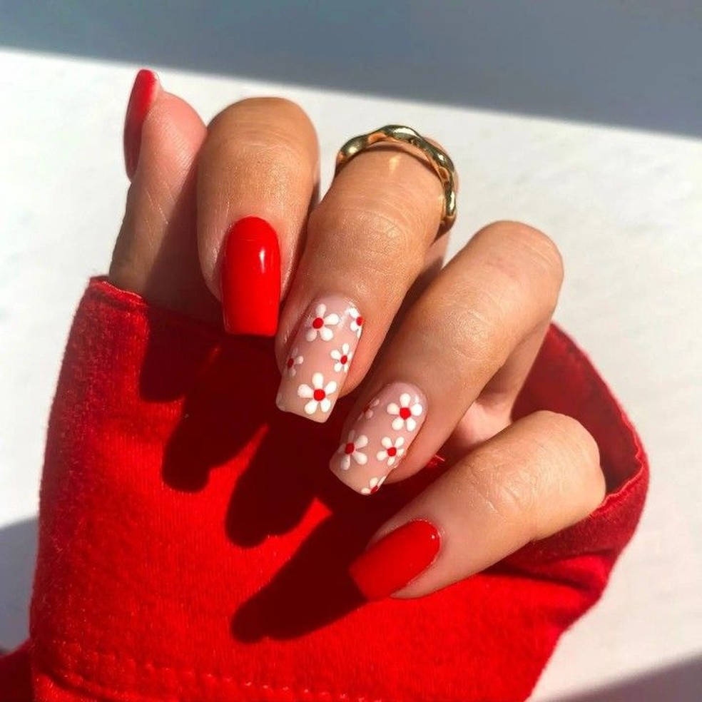 unhas vermelhas quadradas