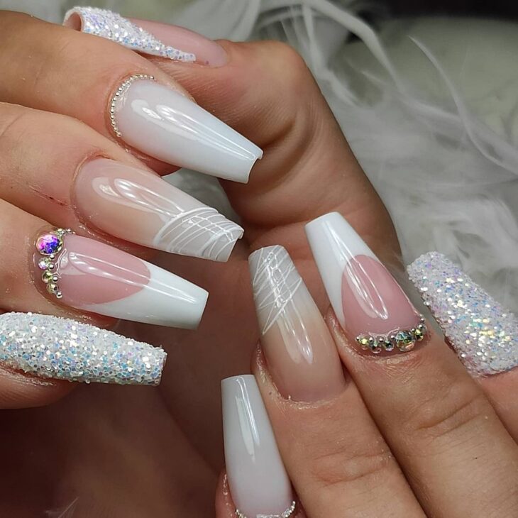 Esmalte com glitter discreto