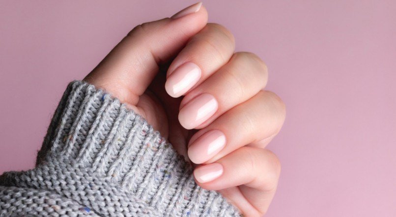 Unhas claras translúcidas