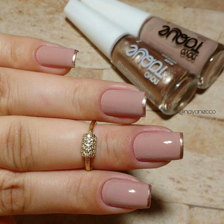 Unhas claras com acabamento cremoso
