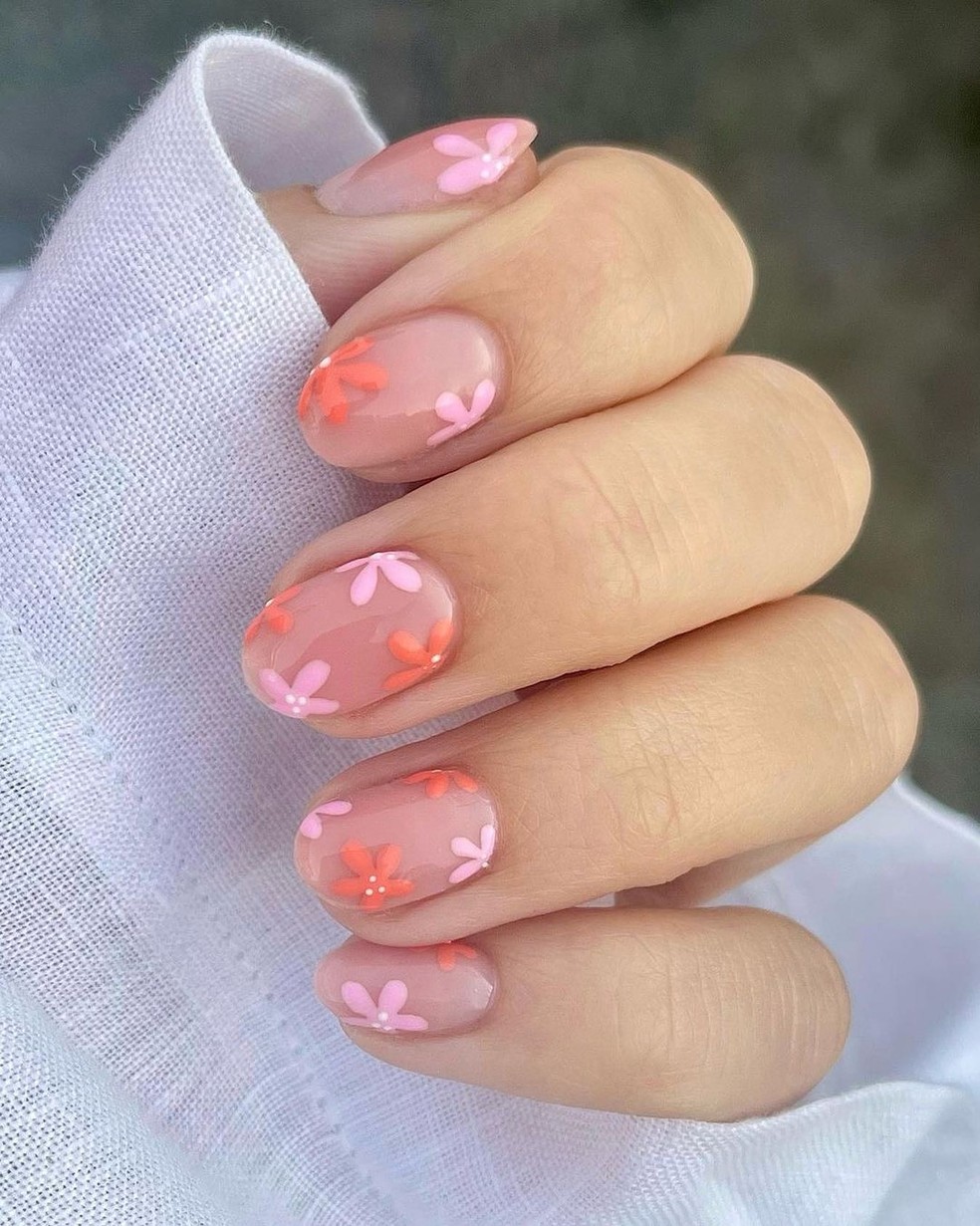 Unhas curtas em gel baby boomer