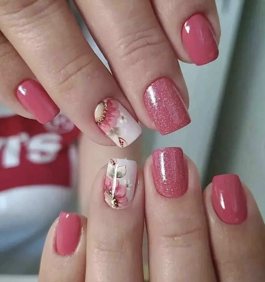 Unhas curtas em gel com folhas de ouro