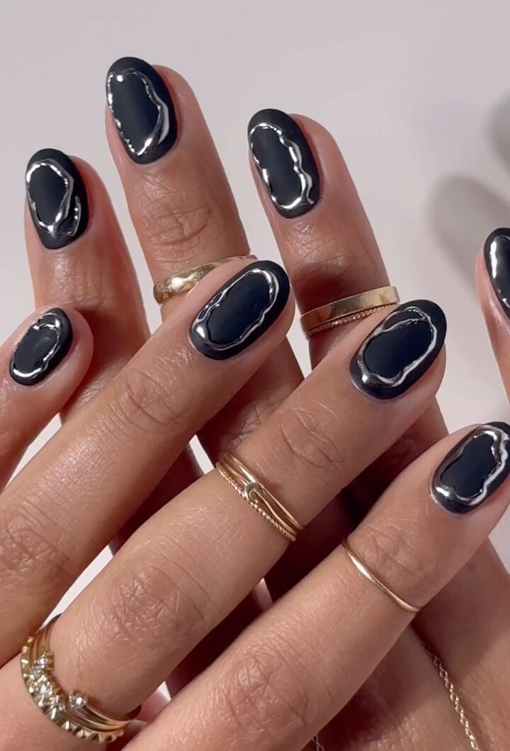unhas de gel arredondadas com glitter