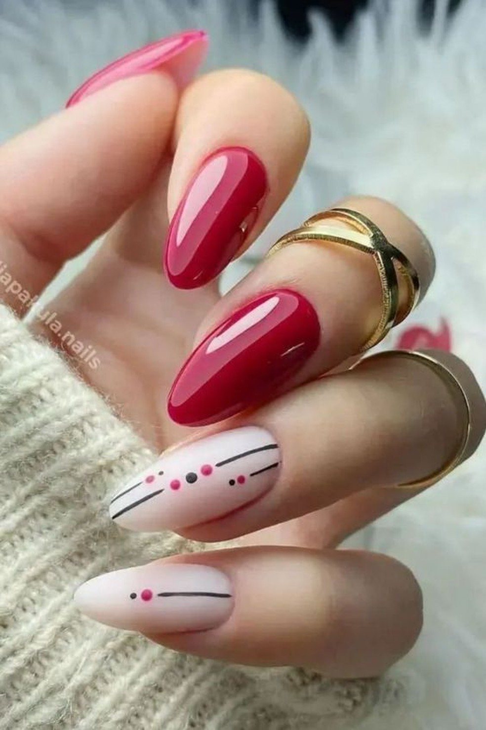 unhas de gel arredondadas com pedras