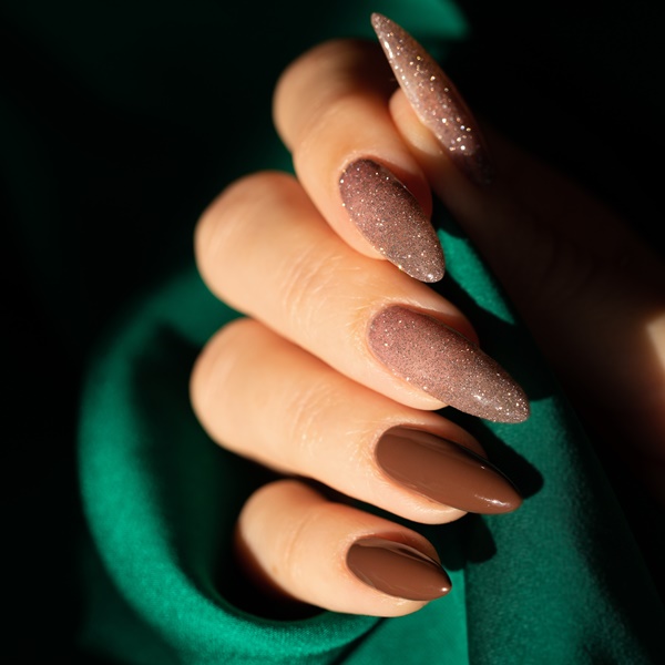 unhas decoradas cor marrom