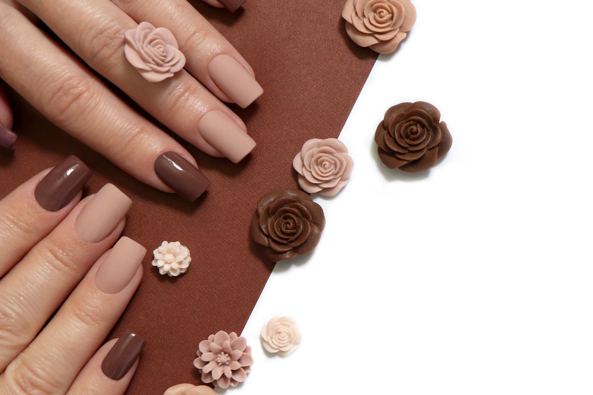 unhas decoradas cor marrom