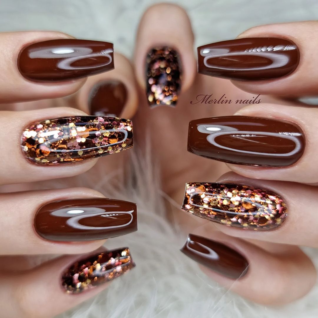 unhas decoradas cor marrom