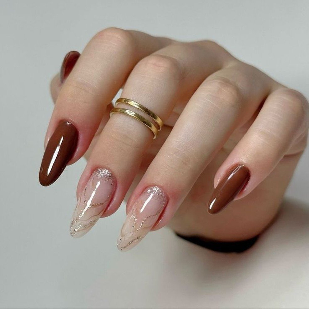 unhas decoradas cor marrom