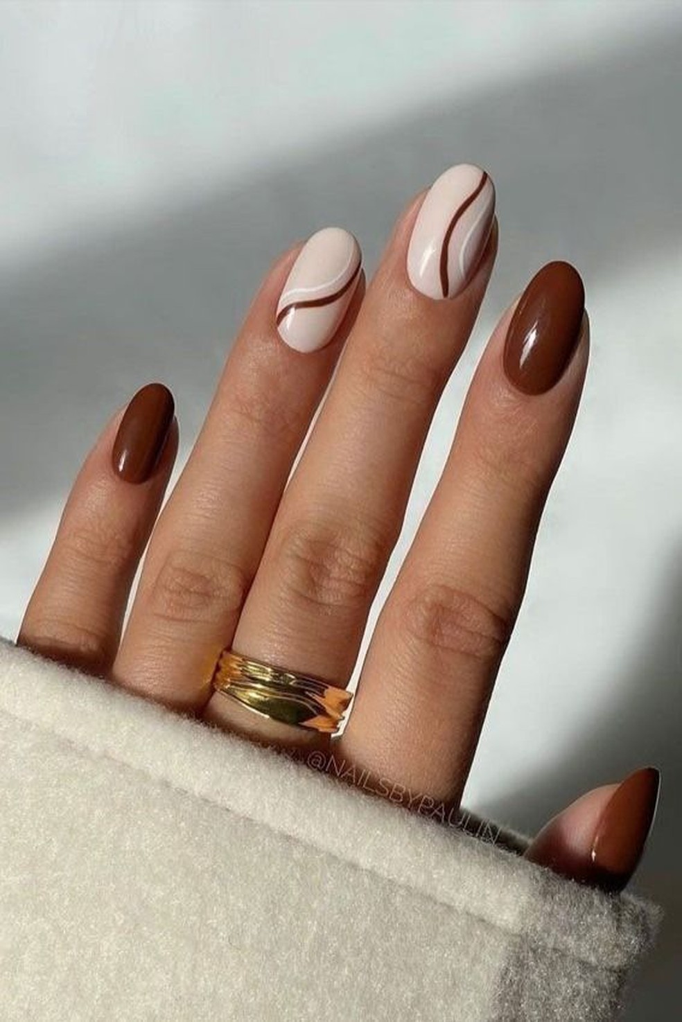 unhas decoradas cor marrom