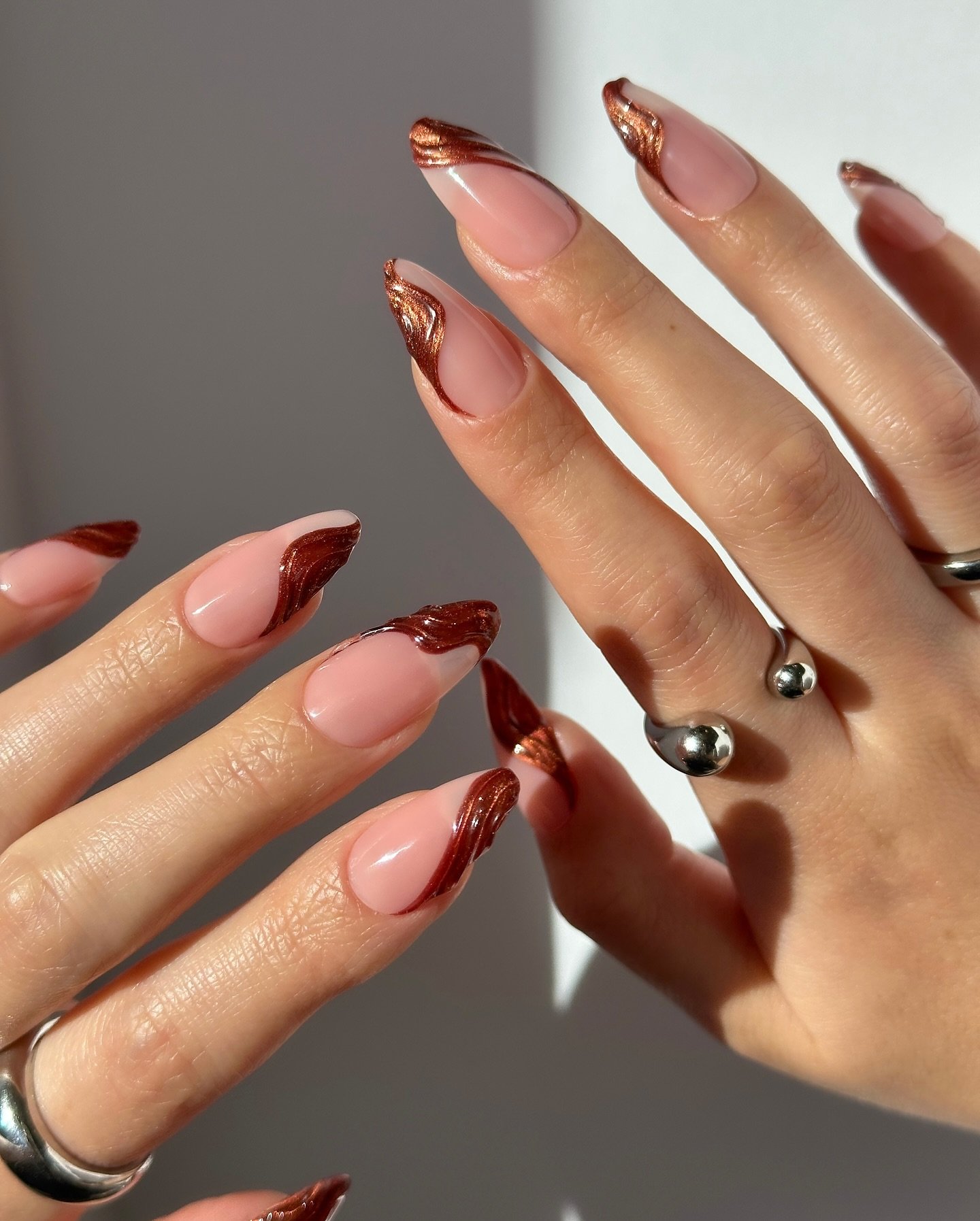 unhas decoradas cor marrom