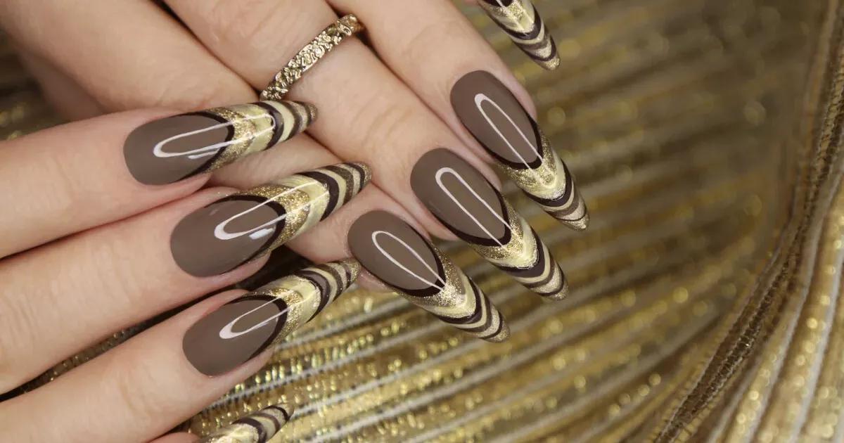 unhas decoradas cor marrom