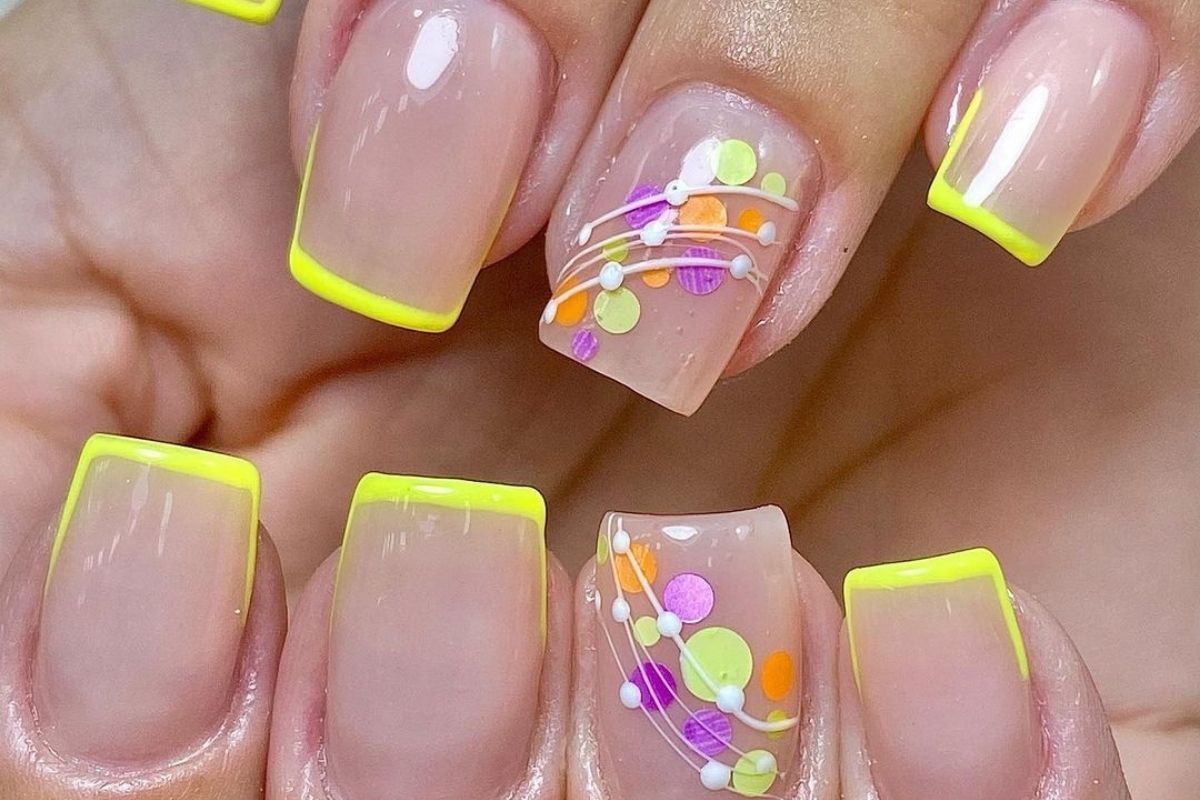 unhas de gel amendoadas delicadas