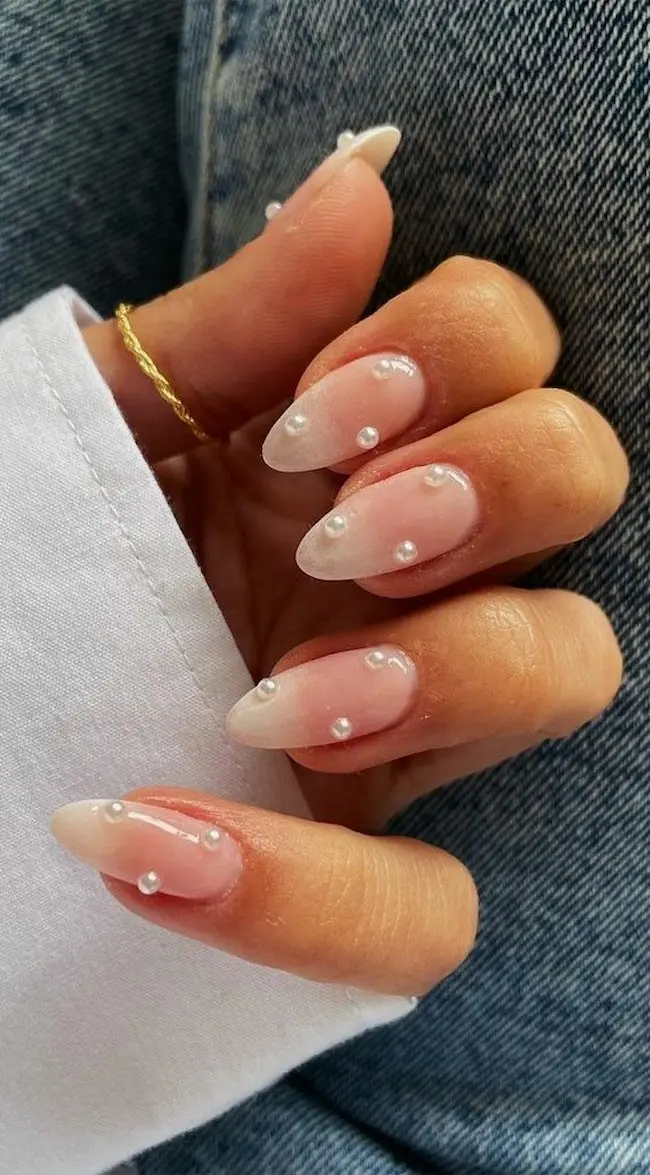 unhas naturais e translúcidas