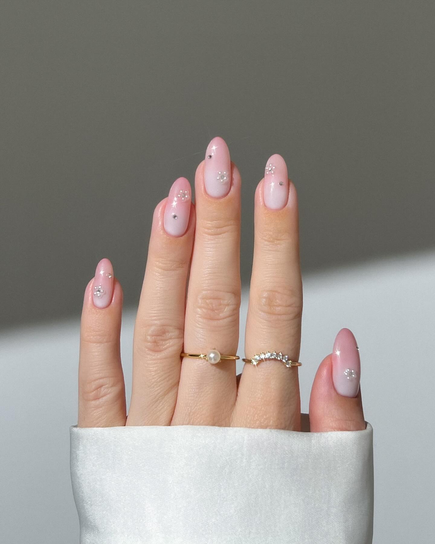unhas com detalhes metálicos sutis